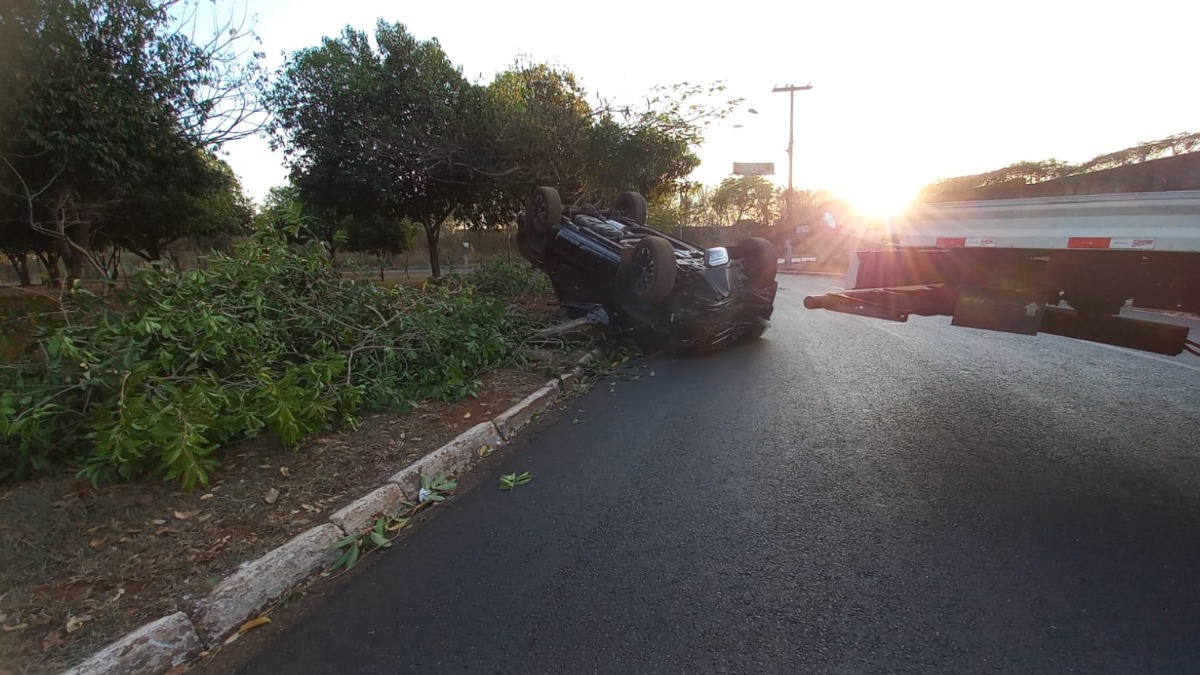 Motorista capota caminhonete e interdita parcialmente rotatória na zona Norte de Ribeirão Preto