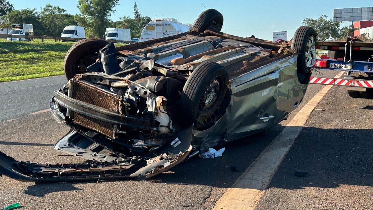 Motorista fica ferido após capotar carro na rodovia Anhanguera próximo a Jardinópolis