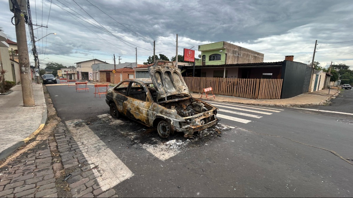 Carcaça de carro que pegou fogo na rua Pedro Barbieri continua no local três dias após incêndio