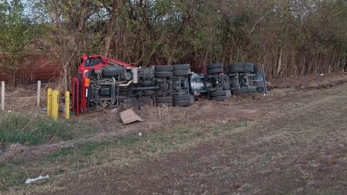Carreta carregada com soda caustica tomba na rodovia Anhanguera próximo a Cravinhos