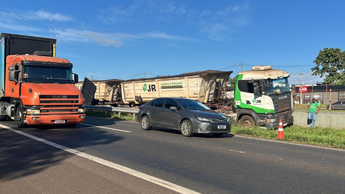 Motorista perde o controle de carreta e para veículo no canteiro central da rodovia Anhanguera