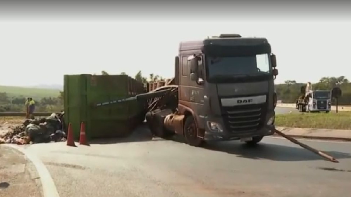 Carreta que transportava lixo reciclável tomba na alça de acesso a Dumont no Anel Viário Sul