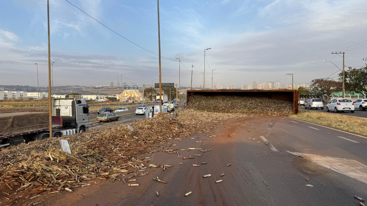 Compartimento de carreta carregado com toneladas de cana-de-açúcar tomba na saída do Trevão
