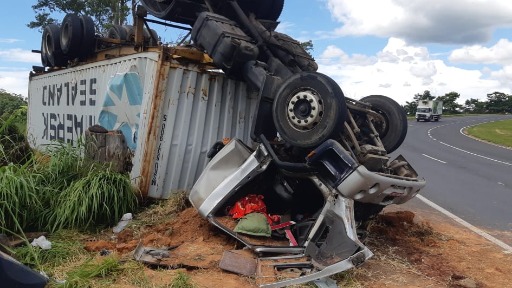 Carreta tomba e motorista fica ferido em Jaguariúna