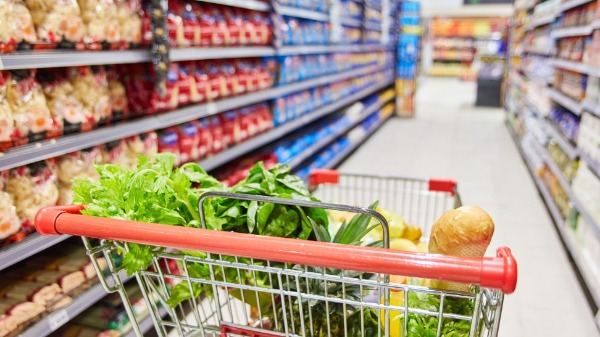 Se assusta com o preço dos alimentos no mercado? Saiba como montar um carrinho nutritivo e barato!