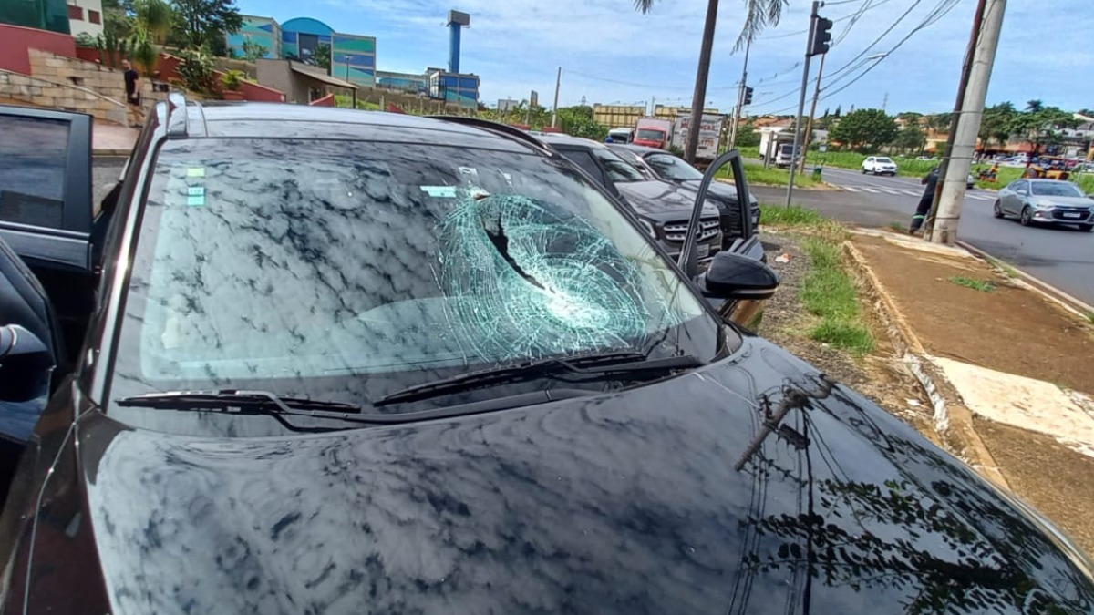 Prefeitura notifica empresa responsável pelo equipamento que atirou uma pedra em um carro