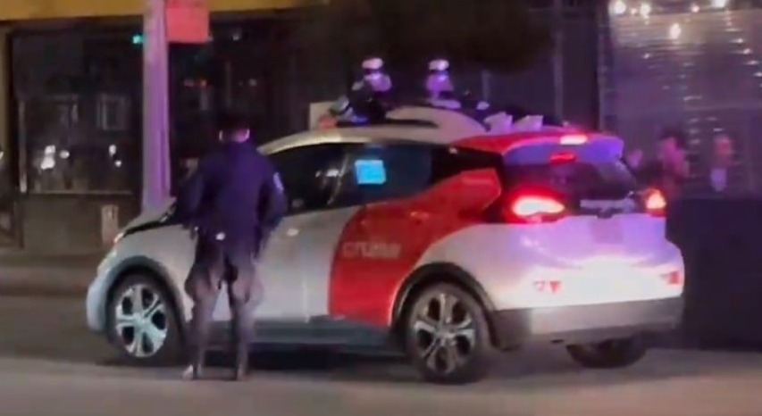 Carro autônomo "foge" da polícia e vídeo viraliza nas redes