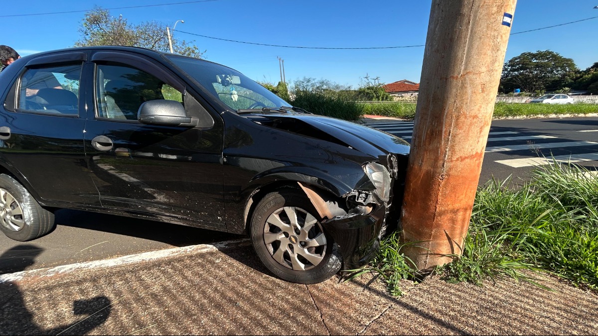 Carro bate em poste na rotatória da avenida Leão XIII com a Costábile Romano