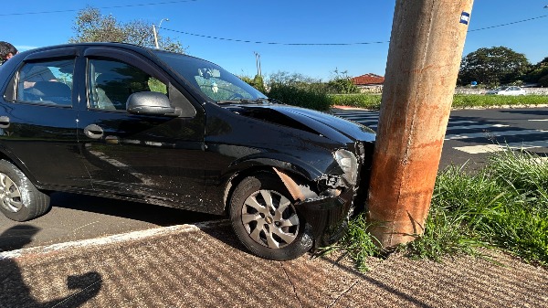 Número de acidentes de trânsito com postes chama a atenção de autoridades na região