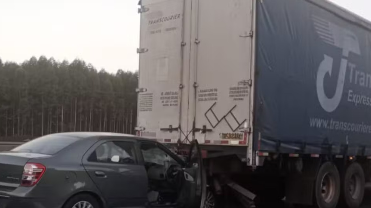 Acidente entre carro e caminhão termina com uma pessoa morta e três pessoas feridas