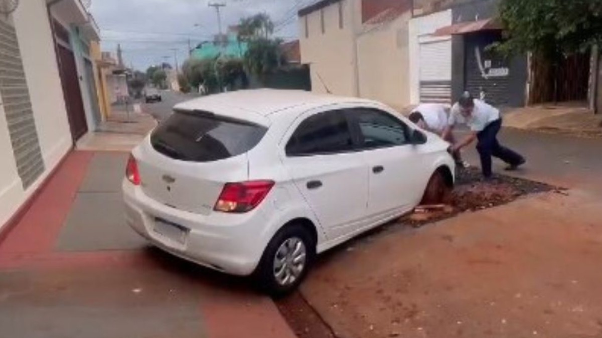 Carro cai em buraco aberto para serviço de reparo da Saerp no Monte Alegre