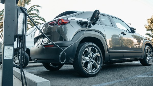 Atualmente vale a pena substituir carros à combustão por um elétrico?