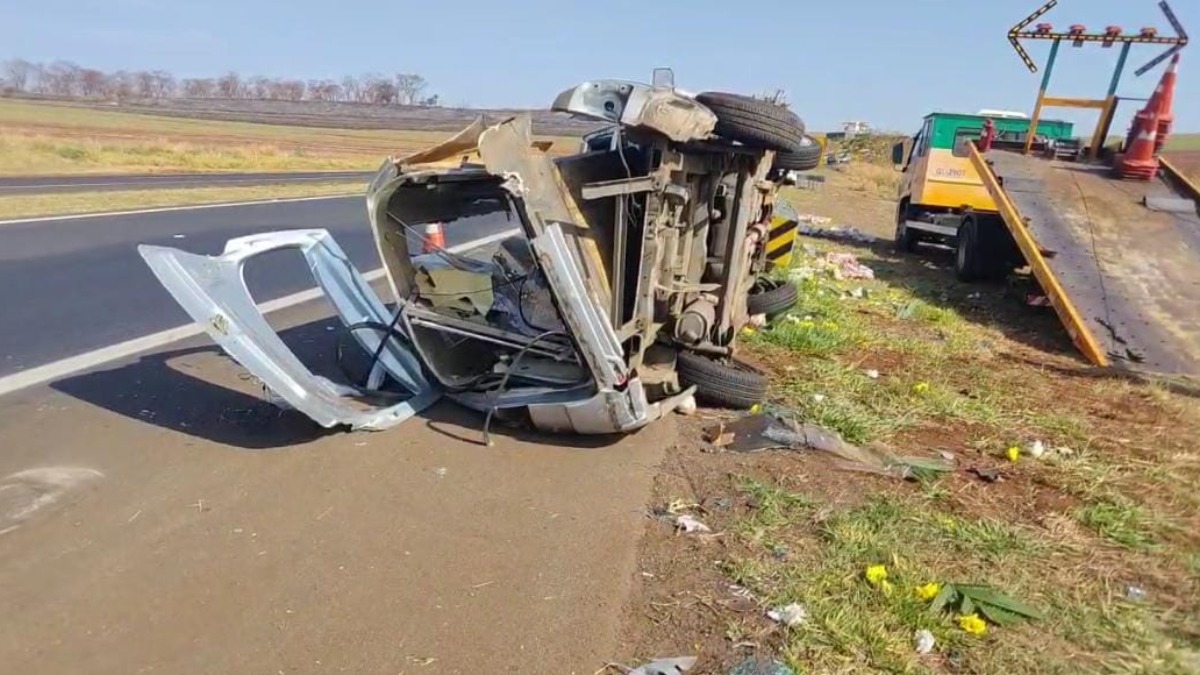 Carro funerário capota na rodovia Anhanguera enquanto transportava corpo