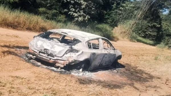 Carro usado em disparos contra empresário em Franca foi encontrado incendiado em Restinga - Foto: Polícia Civil
