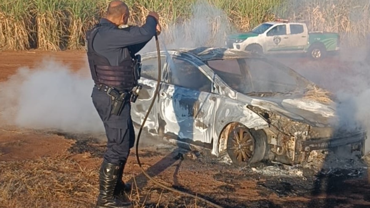 Carro roubado é encontrado incinerado na zona rural de Ribeirão Preto