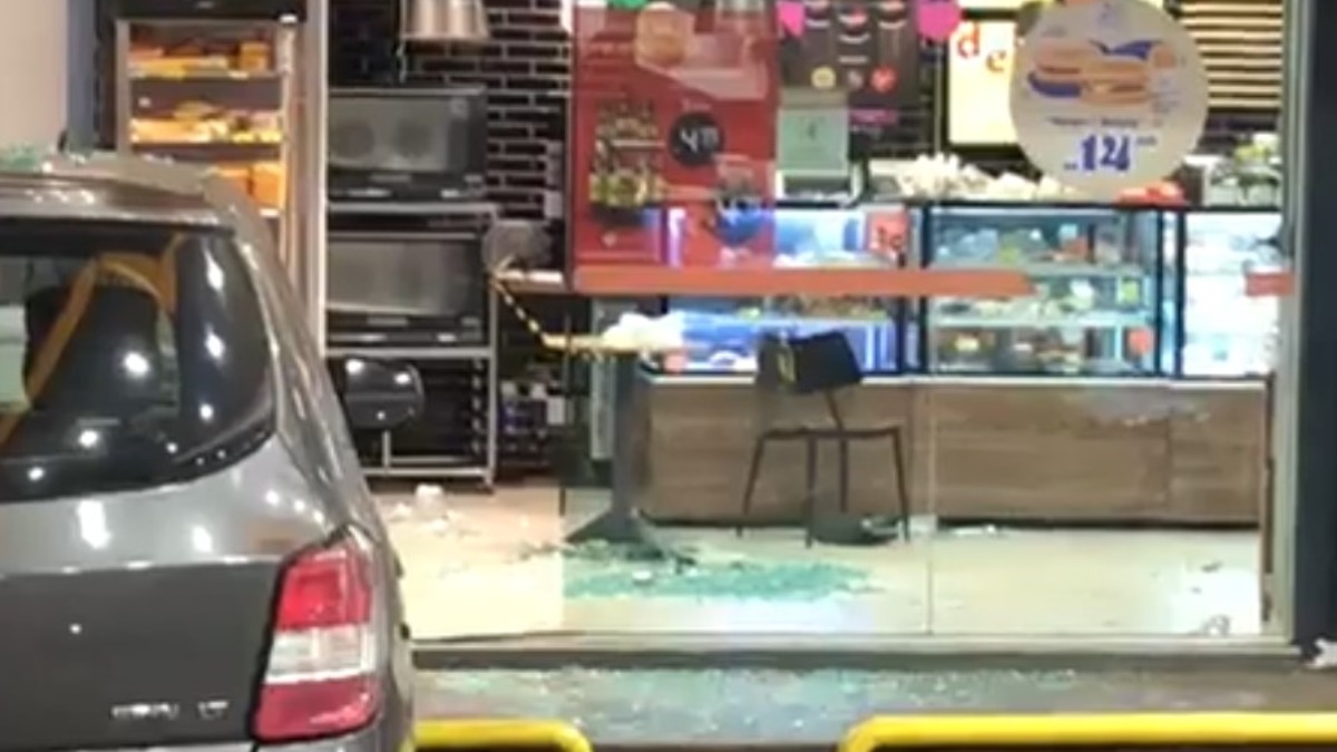 Carro invade loja de conveniência de posto de combustíveis e deixa dois feridos
