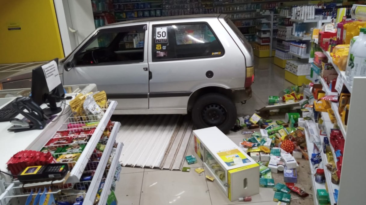 Homem invade farmácia com carro e furta produtos na zona Leste de Franca