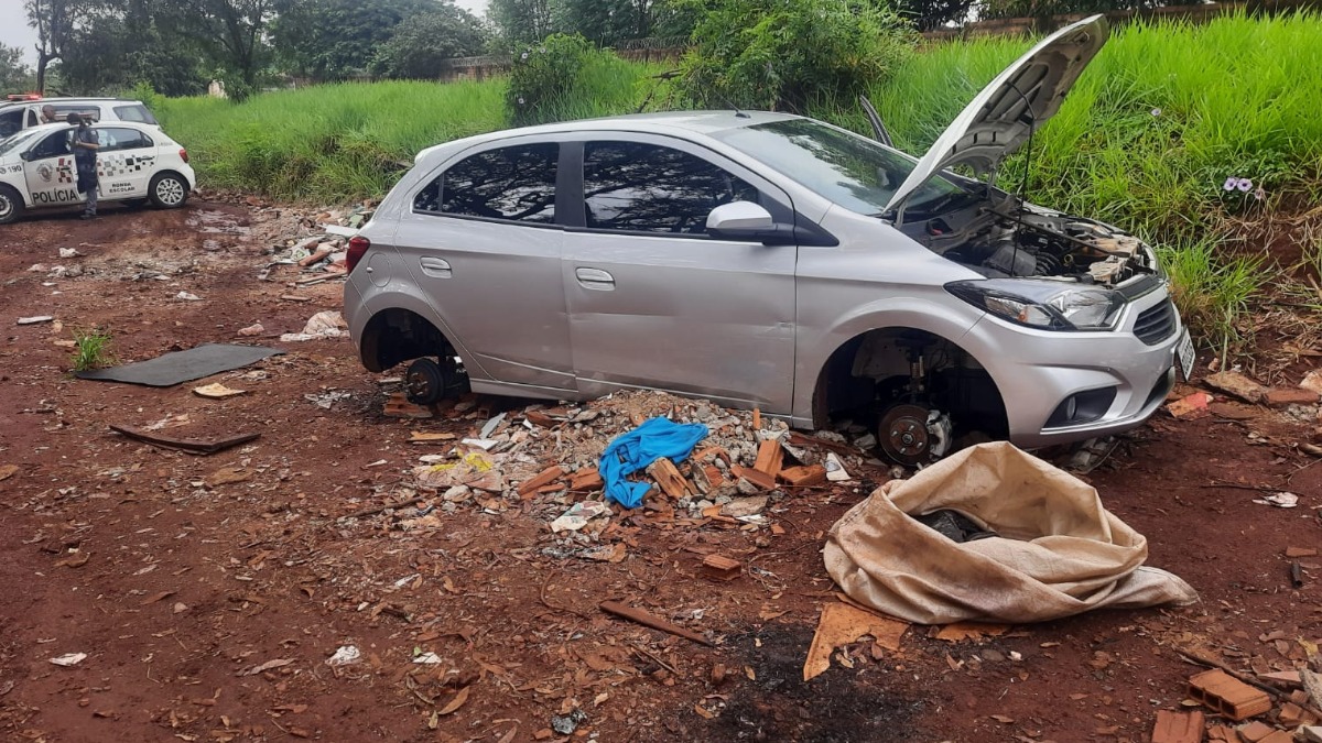 Polícia encontra carro roubado sendo desmontado em terreno na zona Norte de Ribeirão Preto