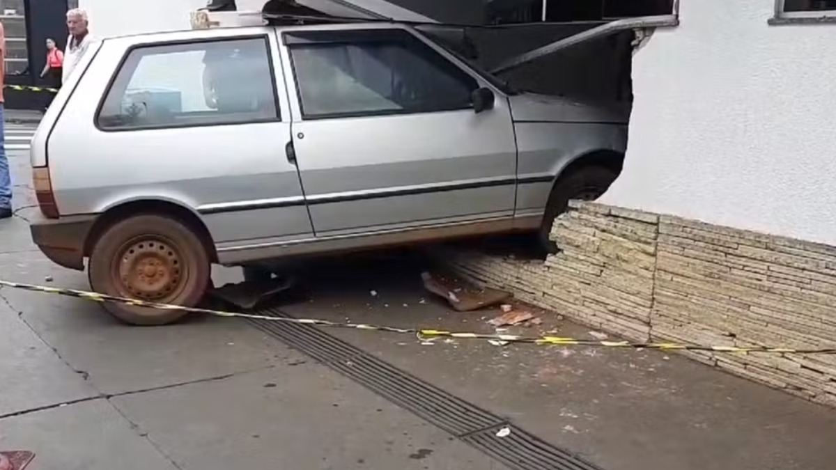 Carro invade setor de ortopedia da Santa Casa de Franca após batida com outro veículo