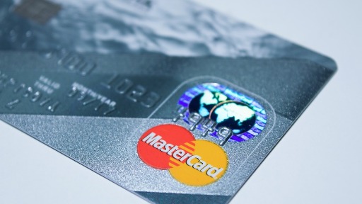 Mastercard passa a permitir nome social em cartões