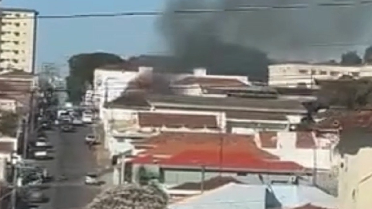 Casa abandonada pega fogo na Vila Nicacio, em Franca