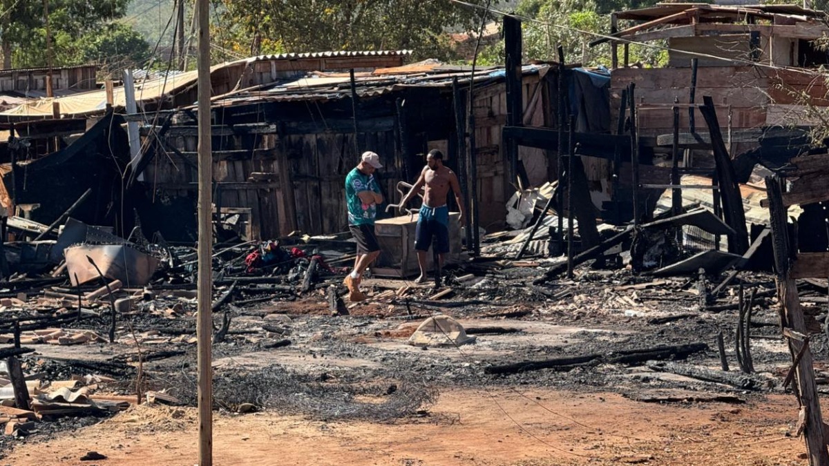 Ao menos 25 famílias tiveram casas destruídas por incêndio em comunidade no Jardim Heitor Rigon