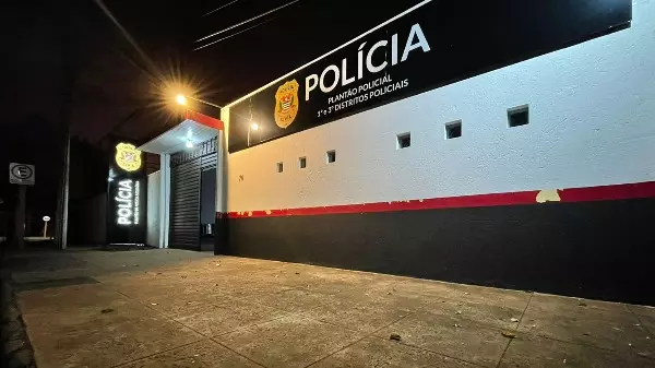 Bandidos levam computadores e joias de família de Araraquara