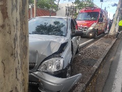 Idosa bate carro em árvore e sofre fratura em Valinhos