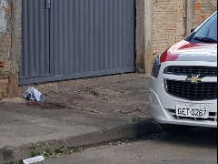 Idosa morre após ser esfaqueada em frente de casa