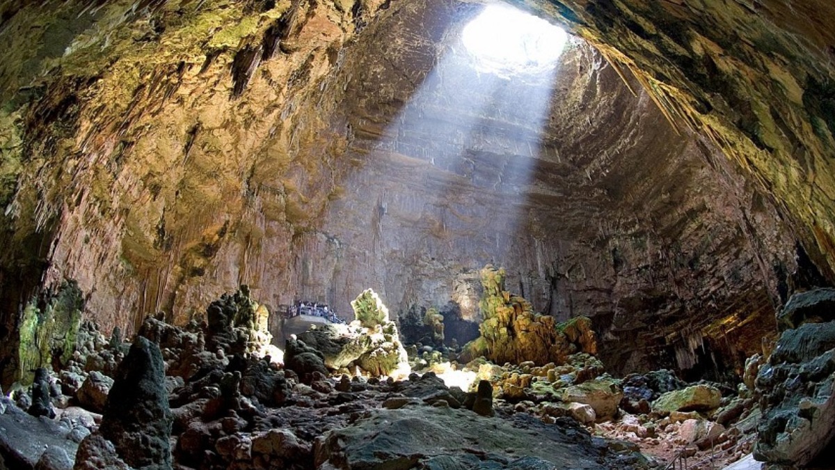 Pesquisa busca simular cultivo de alimentos em ambientes espaciais em caverna na Itália