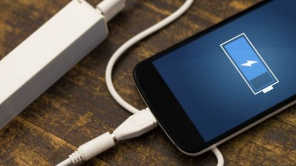 Quais os perigos de utilizar o celular enquanto carrega ou deixá-lo em superfícies como camas?