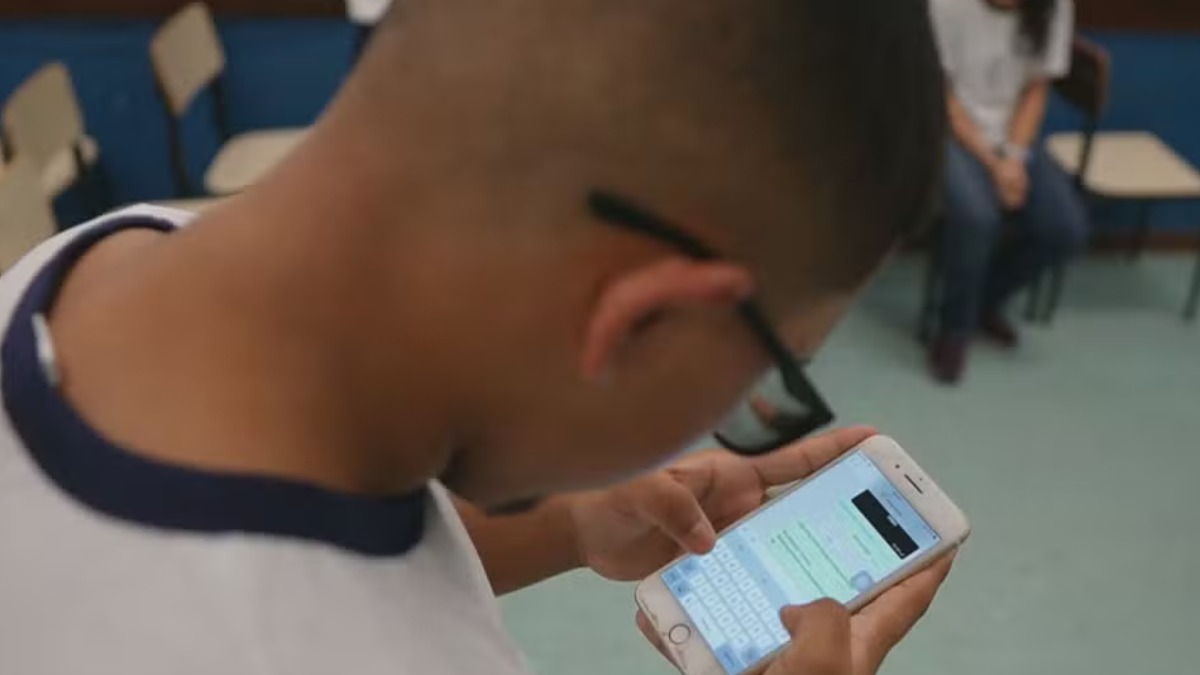 Câmara dos Deputados aprova projeto que proíbe uso de celulares nas escolas