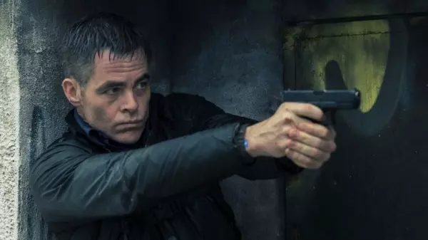 Chris Pine aceita um trabalho mercenário em "Contrato Perigoso"