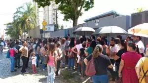 Nova empresa de limpeza de escolas convoca funcionários e gera fila em Campinas