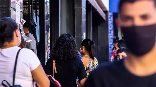 Liberação de máscara completa um mês com indicadores em queda