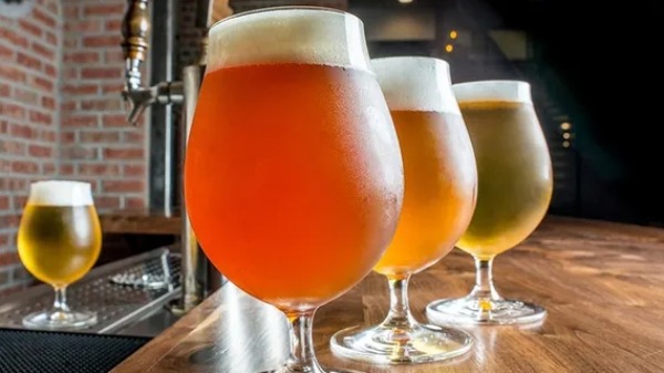 Com esse calorzão, uma cervejinha cai muito bem para refrescar, não é mesmo?