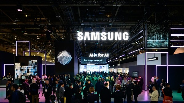 Em busca das inovações, Samsung lança celular com drone