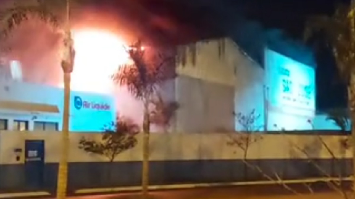 Depósito de empresa de materiais recicláveis pega fogo em Sertãozinho