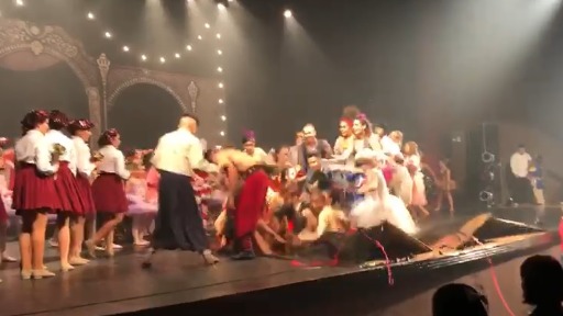 Prefeitura conclui reparo de teatro em que palco afundou