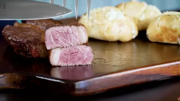 Aprenda a fazer uma suculenta picanha com pão de alho poró