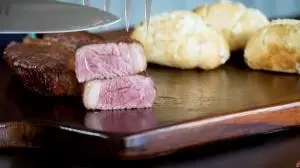 Aprenda a fazer a suculenta picanha com pão de alho poró para churrasco