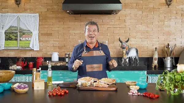 Aprenda a fazer panceta à pururuca ao molho de limão