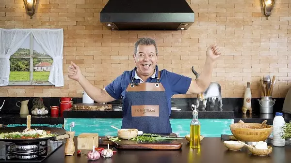 Aprenda a fazer polenta com ragu de linguiça