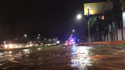 Chuva forte alaga trecho de Avenida Invernada em Valinhos