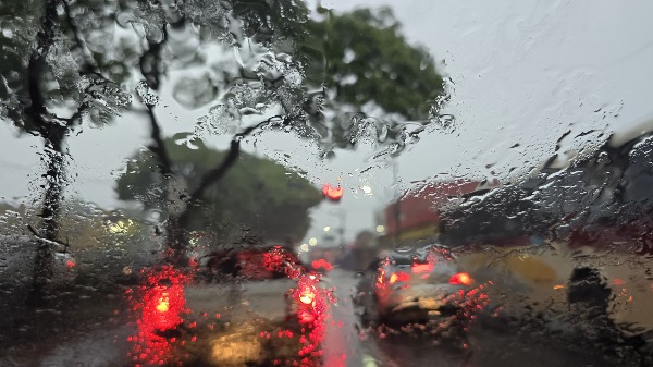 Chuvarada, toró... você sabe qual é o aumentativo de chuva?