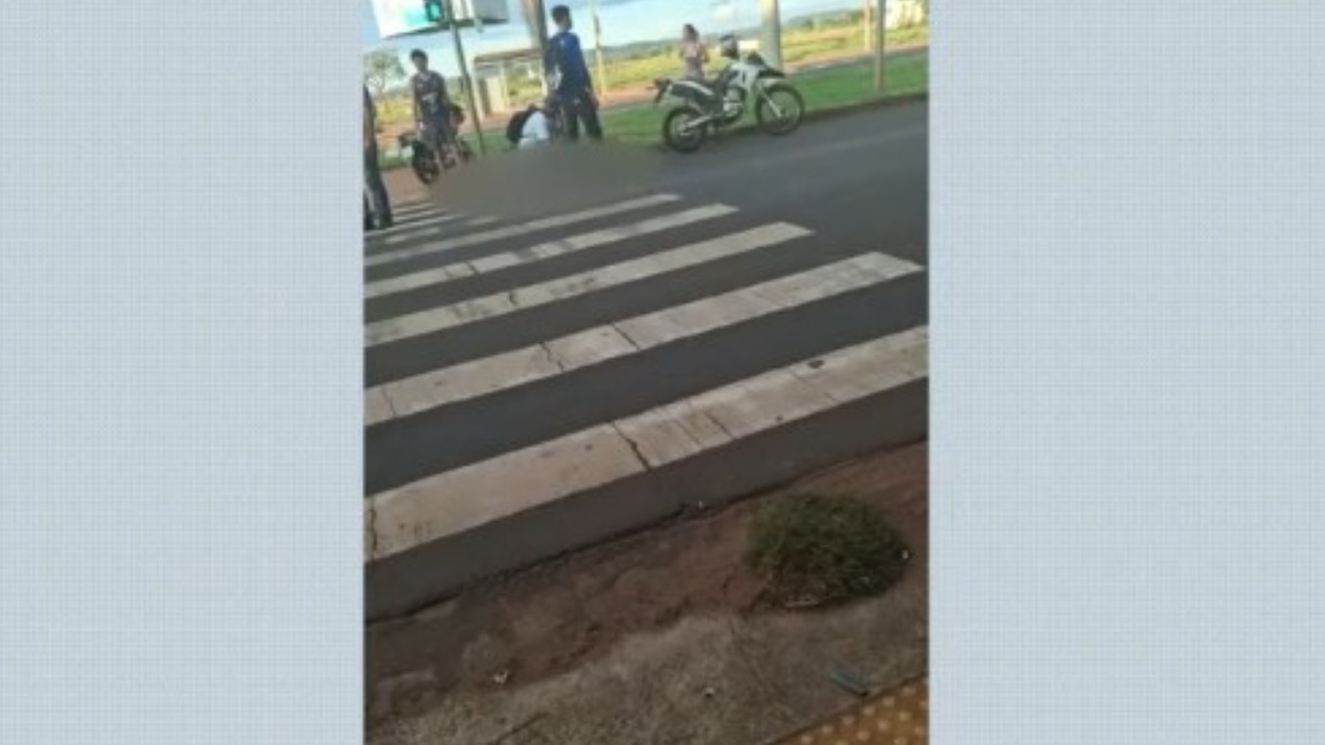 Ciclista é atingido por carro e em seguida atropelado na avenida Thomaz Alberto Whately