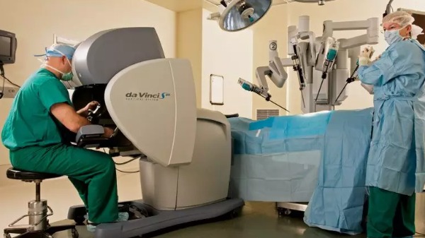 Cirurgia robótica avança no país com raízes espaciais e foco em precisão médica