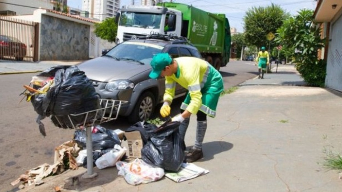 Moradores de Taquaritinga reclamam da demora no recolhimento de lixo domiciliar