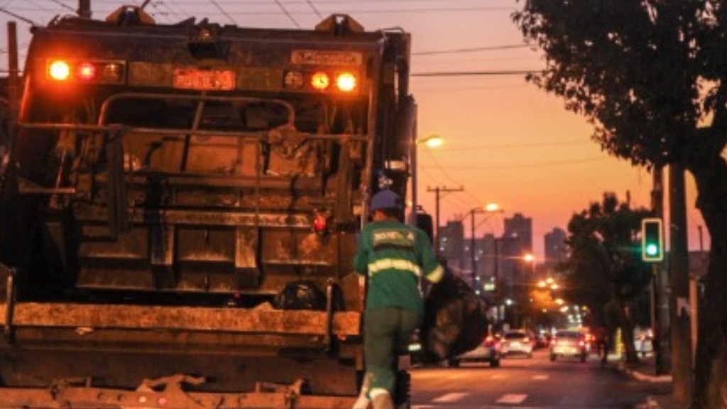 Secretária de Infraestrutura afirma que coleta de lixo deve ser normalizada até o fim de semana