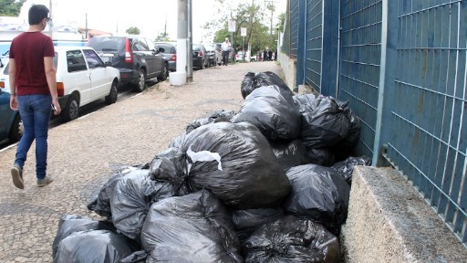 Em Ribeirão, não há coleta seletiva de lixo doméstico há pelo menos dois meses